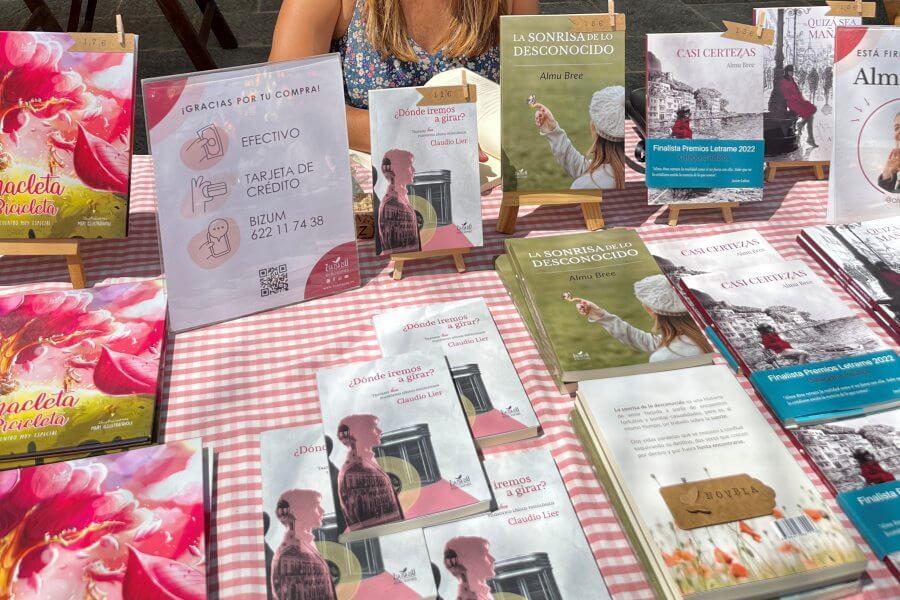 Ejemplares de libros de Zsa Zsa Zsú Ediciones en la Feria del Libro de Canfranc