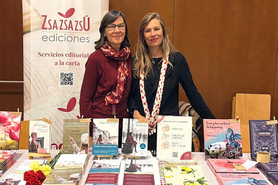 Almiu Bree y Laura González de Zsa Zsa Zsú Ediciones posan en la Feria del Libro Aragonés de la Almozara