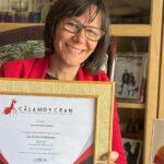 Laura González de Zsa Zsa Zsú Ediciones muestra su título de corrección ortotipográfica de Cálamo y Cran con aval de la Universidad Europea de Madrid